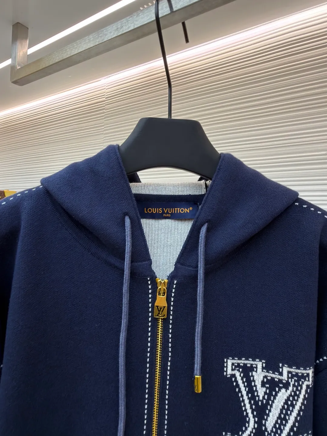 LOUIS VUITTON four-leaf clover zipper jacket ●Authentic product: purchased and developed by 17459 ●Item number: 1681002-C10 ●Fabric: combed siro spinning ●Technology: knitting ●Version: fitted version ●Weight: about 1070 grams ●Size: S-M-L-XL ●Description: The fabric is made of 60-count double-strand combed siro spun yarn, which is twisted into one strand from 3 yarns, and is fixed-dyed in beige gray. Imported 1 4 knitting machines are used. A variety of local jacquard techniques plus an extremely complex double-sided middle plating technique can make the pattern convex and increase the thickness. Fine 16-needle sewing plate plus flat turning technology. The whole piece is washed with soft water. Same style for men and women!
